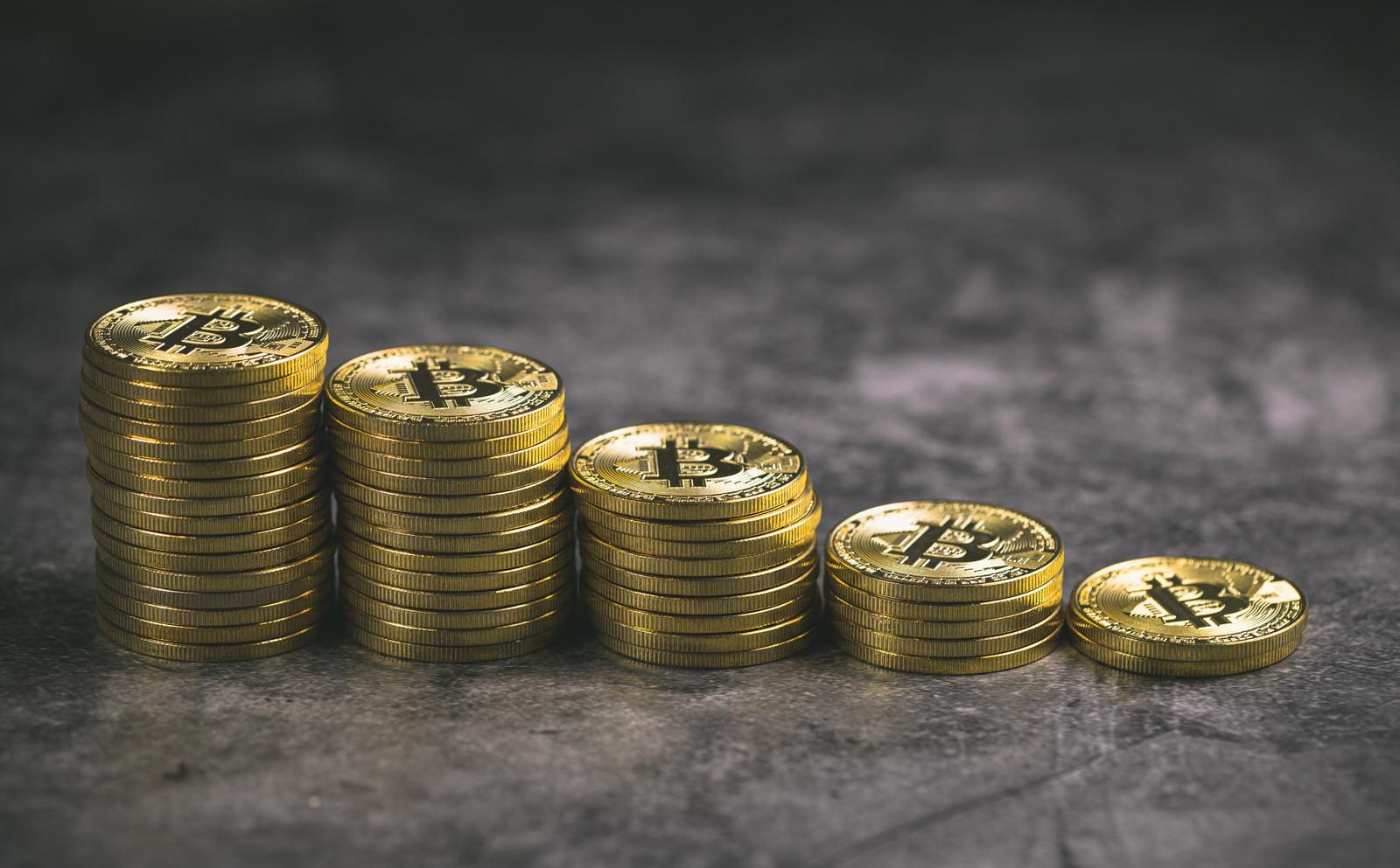 金額の異なる硬貨の山