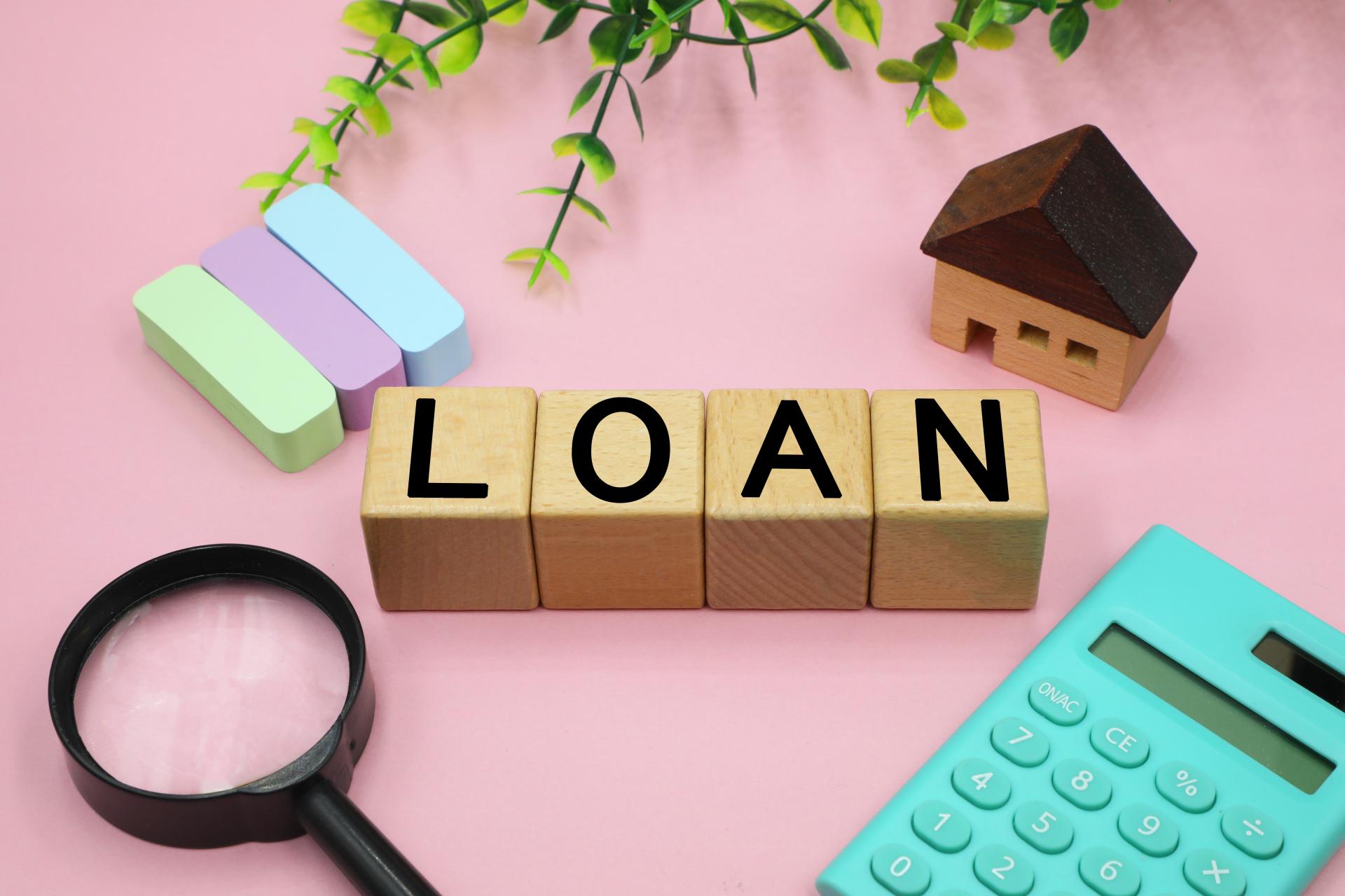 LOANの文字と虫眼鏡と電卓