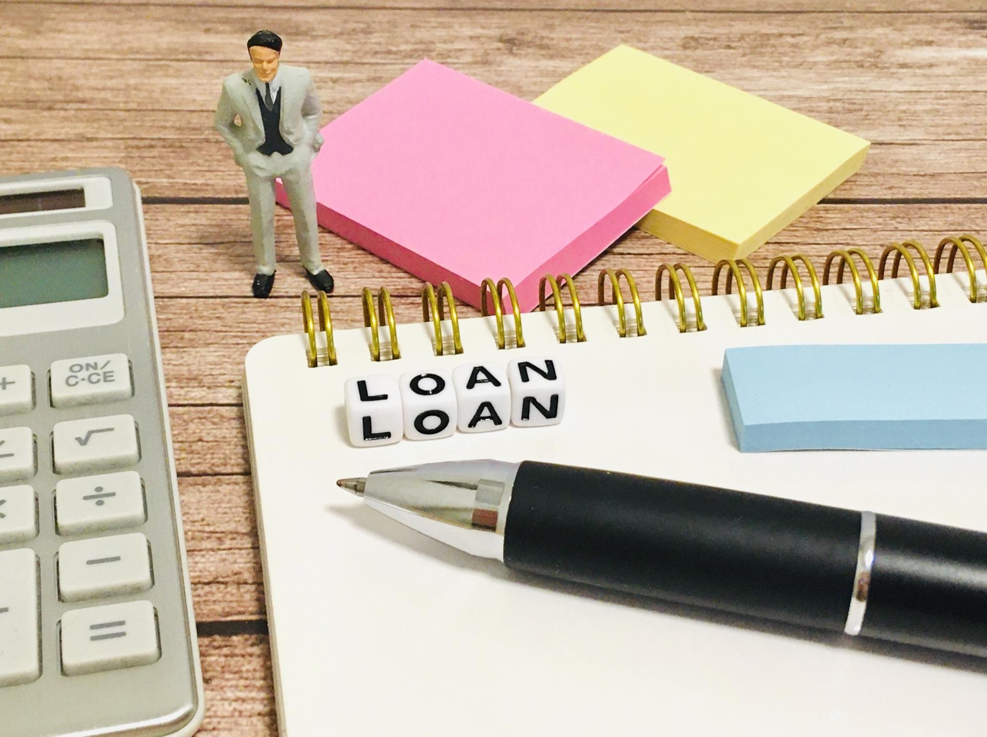LOANと書かれた付箋とペン
