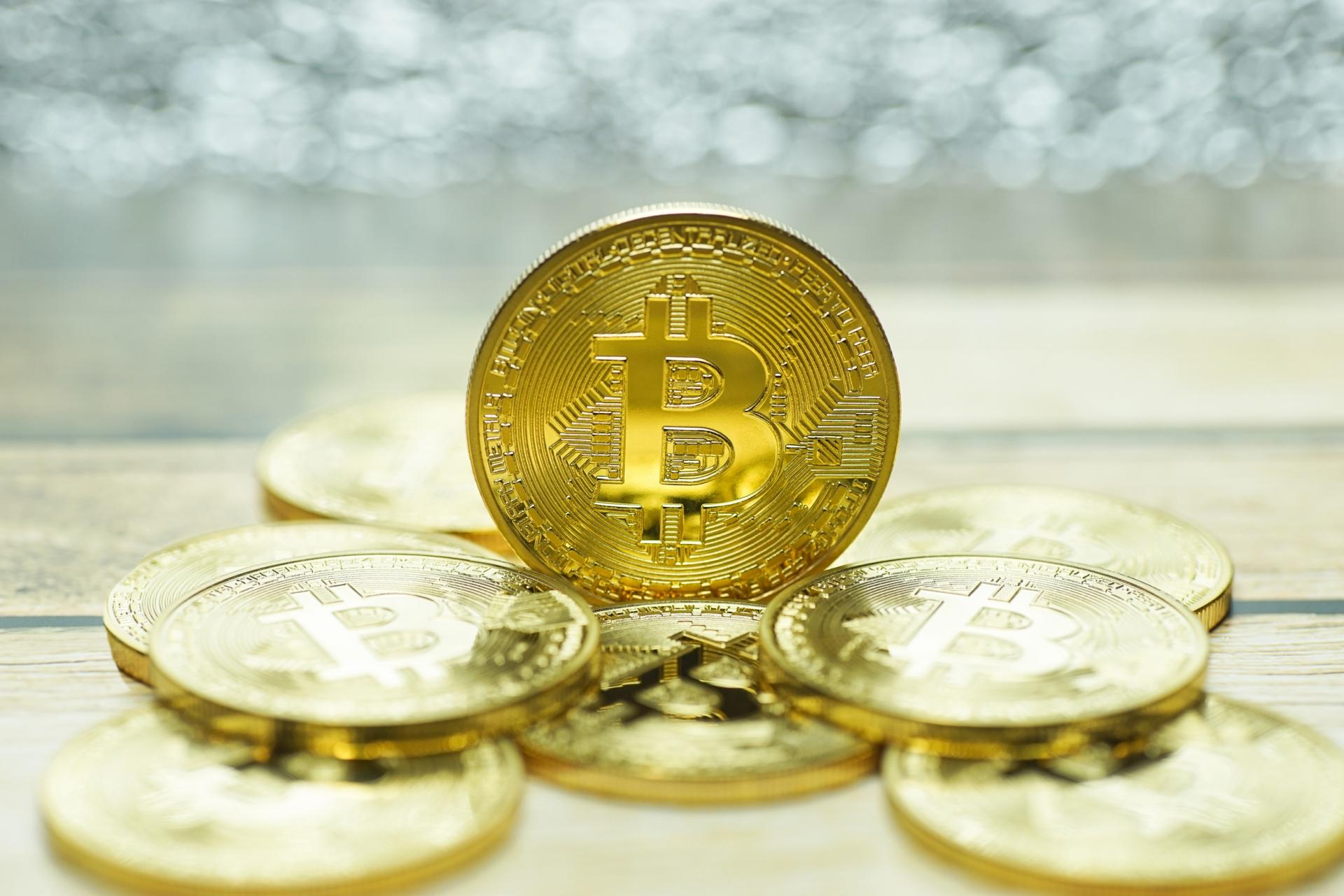 並べられたビットコインのコイン