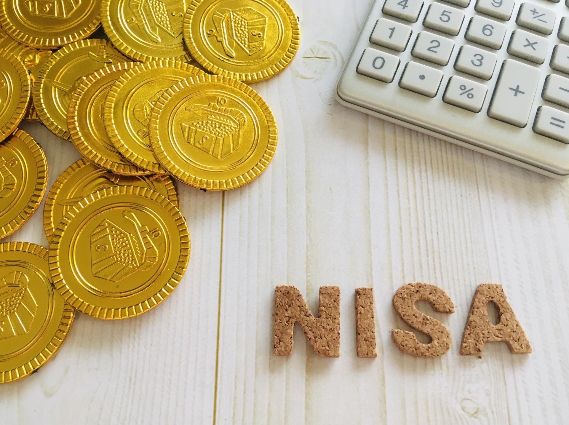 硬貨と電卓とNISAの文字