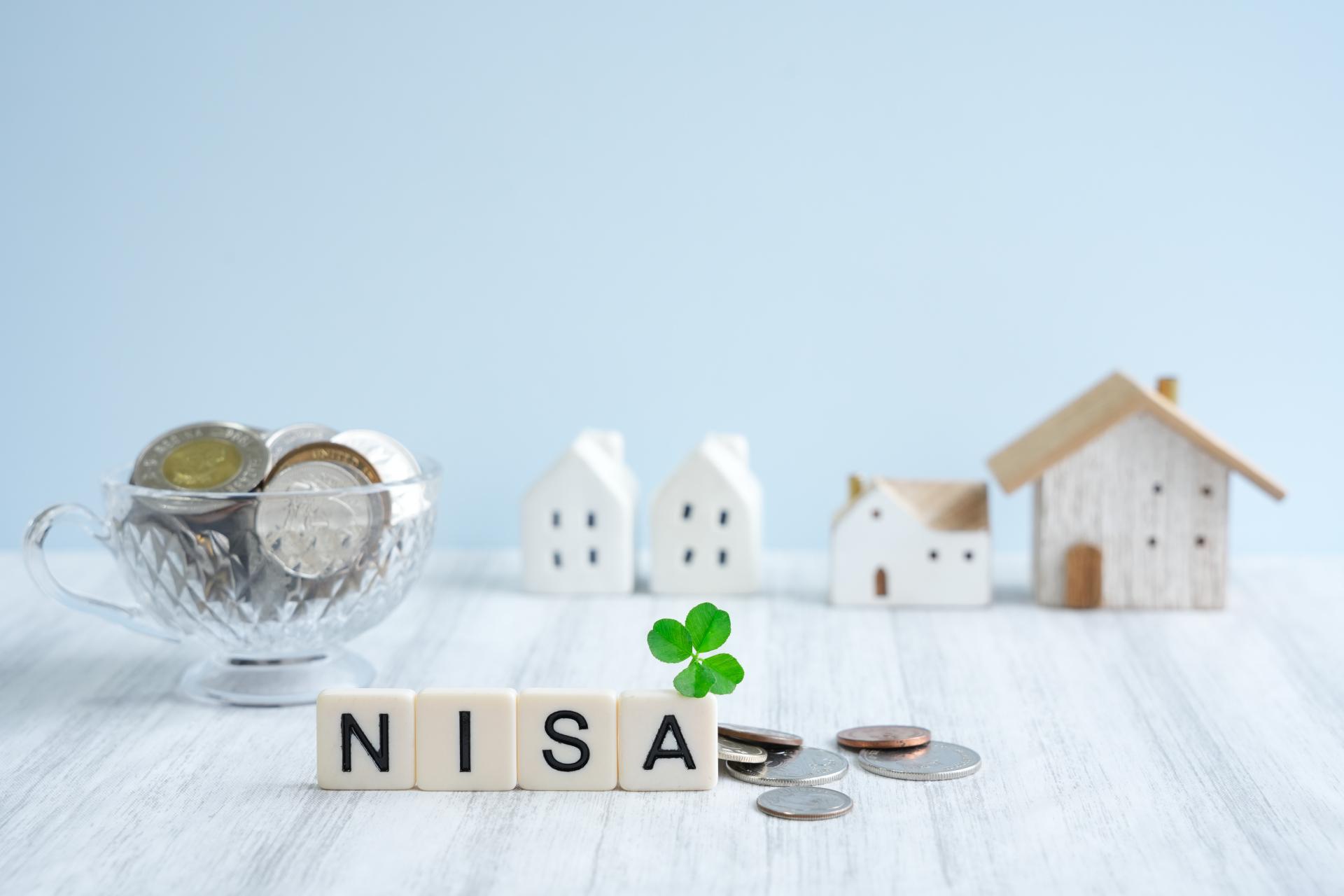 NISAの文字と家の模型と硬貨