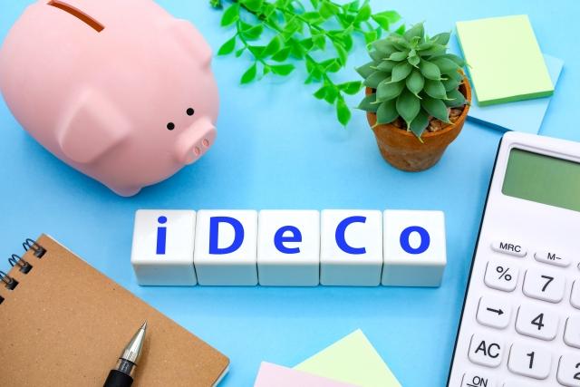 豚の貯金箱とiDeCoの文字